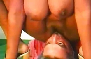 XXX فاحشه در fishnets گسترش می یابد و پرشهای رایگان دانلود فیلم سکسی کردن