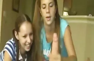 XXX زرق و برق دار لزبین تصمیم به رابطه فیلم سکسی رایگان بدون فیلتر جنسی در مقابل بابا نوئل