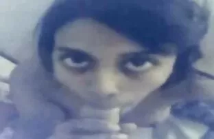 XXX شلخته سفید حلقههای یک مرد فیلم سکسی سازمان دیده بان سیاه و سفید با شیر